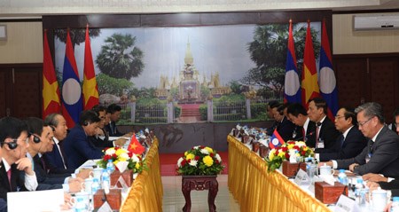 Phó Thủ tướng Thường trực hội đàm Phó Thủ tướng Lào